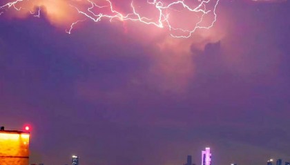 南京夜空惊现紫色闪电！专家：与高温、电离都有关