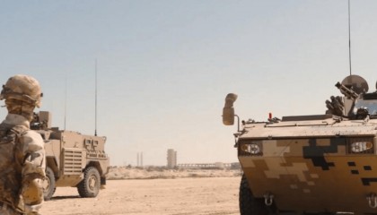 我军重装备首次现身沙特!08步战搭配20式枪族,惊艳亮相中沙联演