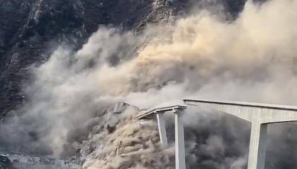 四川马尔康市红旗桥垮塌，官方回应