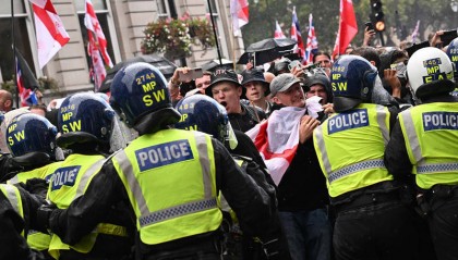 斯塔默就反移民示威发声:永远不会把国旗交给那些利用国旗掩盖暴力、散布恐惧的人