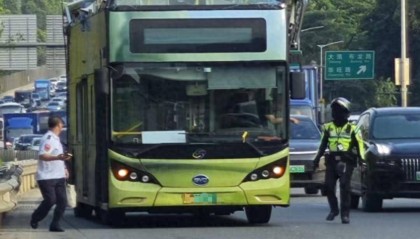 深圳一辆双层巴士高架桥下遭“剃头”，玻璃碎片散落一地，多方回应