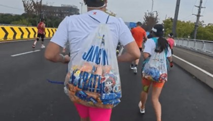 苏州马拉松遭参赛者“薅羊毛”？一对男女选手拿走大量能量胶，有网友称“明年还来进货”