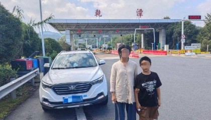 离谱！妈妈让儿子高速下车路边方便，解决完后跟随车流跑回来找她