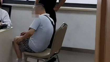 网友称在上海同济医院就诊，遇保安带患者强行插队！皮肤科：已关注到相关视频，将了解情况