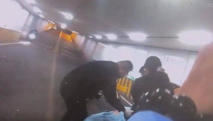 悲剧！事发虹梅路地道，上海阿姨骑车摔倒后死亡！密集减速带，引发争议→