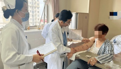 0.2毫米的“生命通道”：沪上医生用超级显微术为淋巴水肿患者“减负”