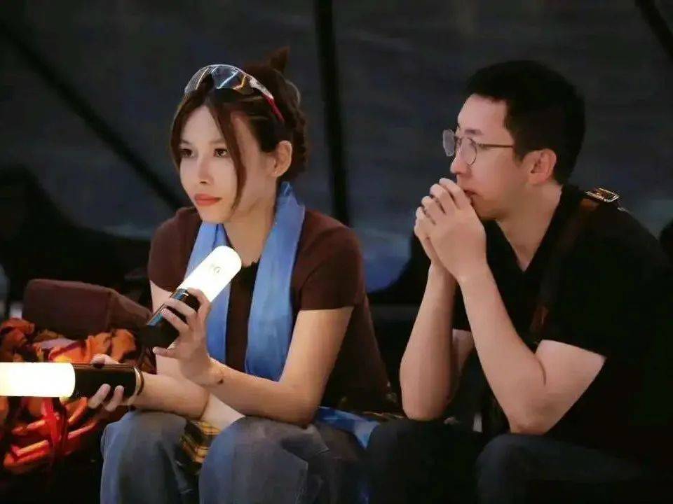 她晒离婚证，明确表示已离异