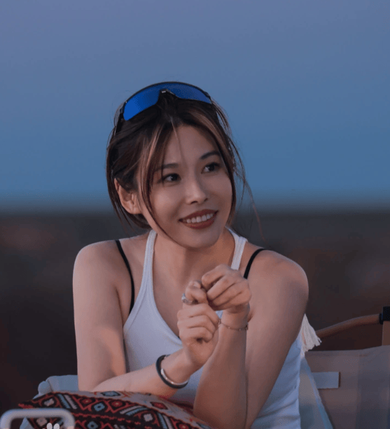 她晒离婚证，明确表示已离异