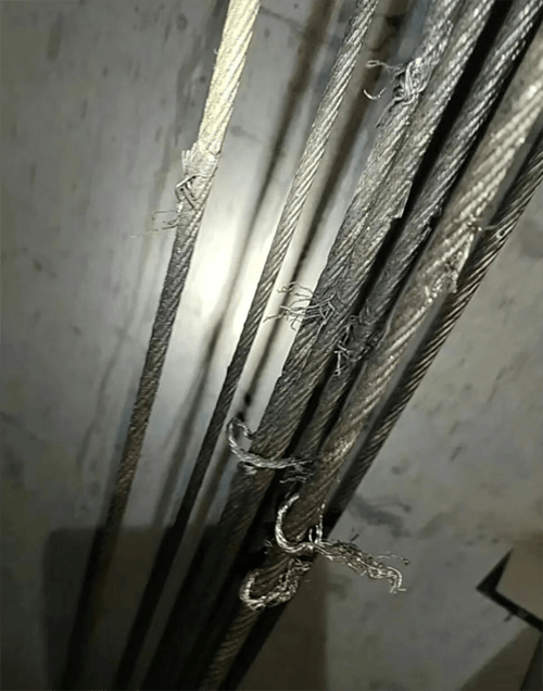 “小区23部电梯钢绳遭人为切割”,警方通报