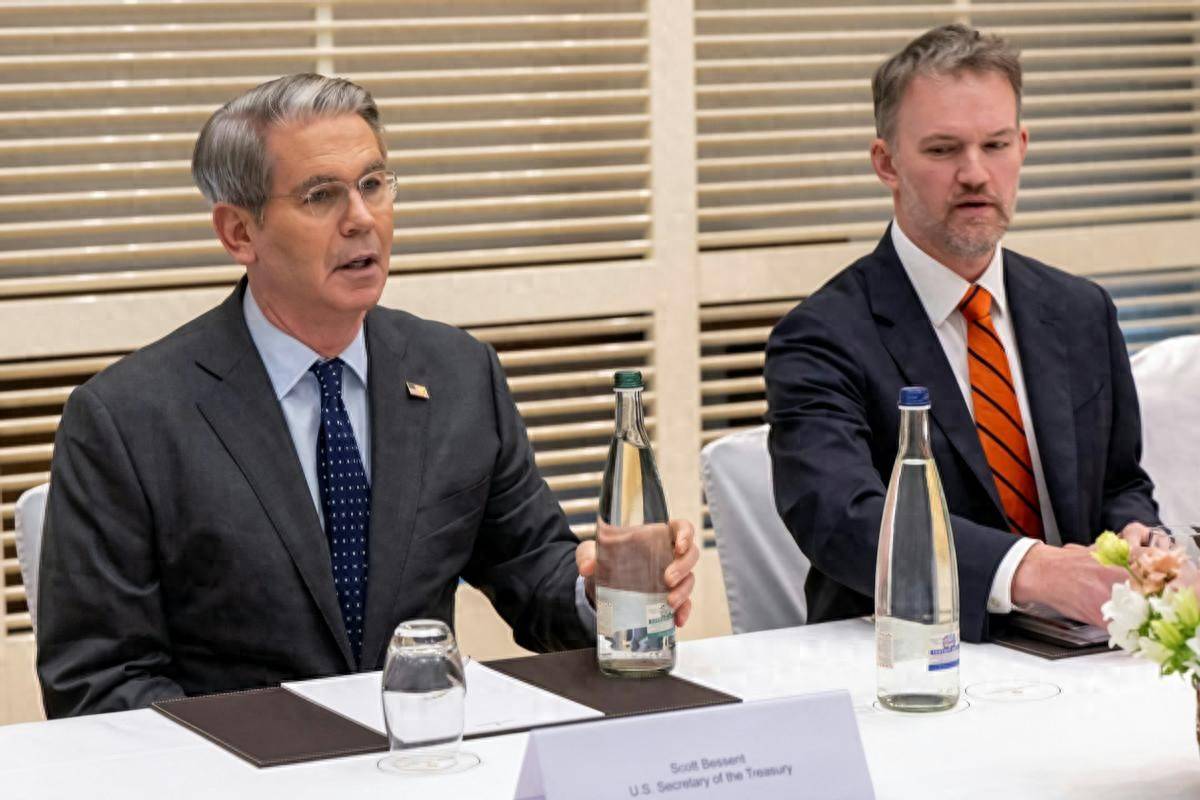 中美连谈2天，特朗普场外让步，撤100%关税，新加坡：中国是强国