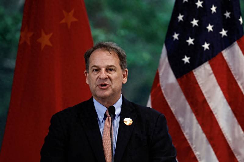 中美连谈2天，特朗普场外让步，撤100%关税，新加坡：中国是强国