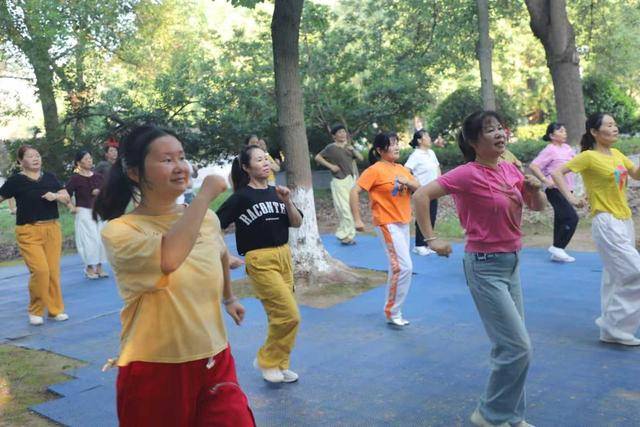 益阳一妈妈跳广场舞10年“唤醒”植物人女儿:医生说舞乐能刺激神经,我就照做了