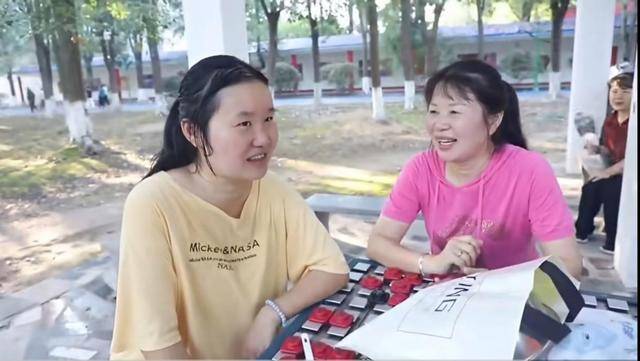 益阳一妈妈跳广场舞10年“唤醒”植物人女儿:医生说舞乐能刺激神经,我就照做了