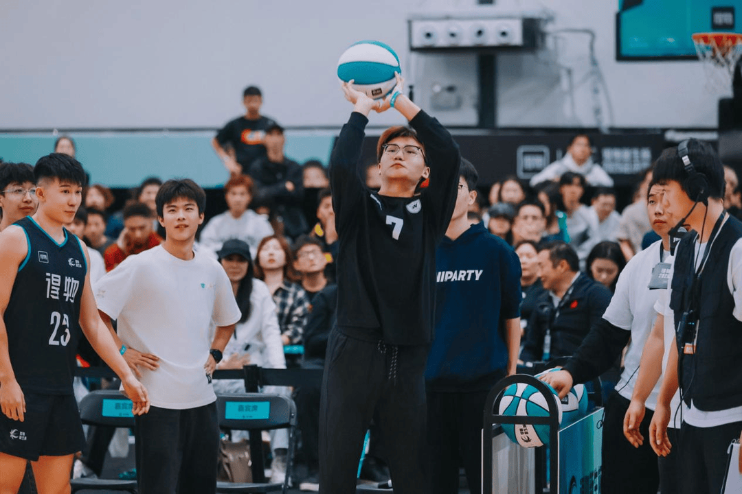 复旦、交大、同济等八大高校集结，得物App“新生杯”篮球赛首战上海