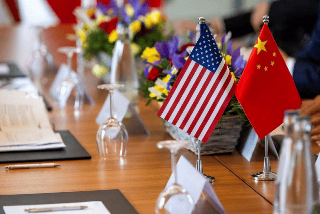 美方代表团来到北京，跟李成钢部长直接对上线，说起话来客客气气的