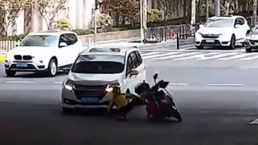 事发上海街头!交警教科书式执法冲上热搜