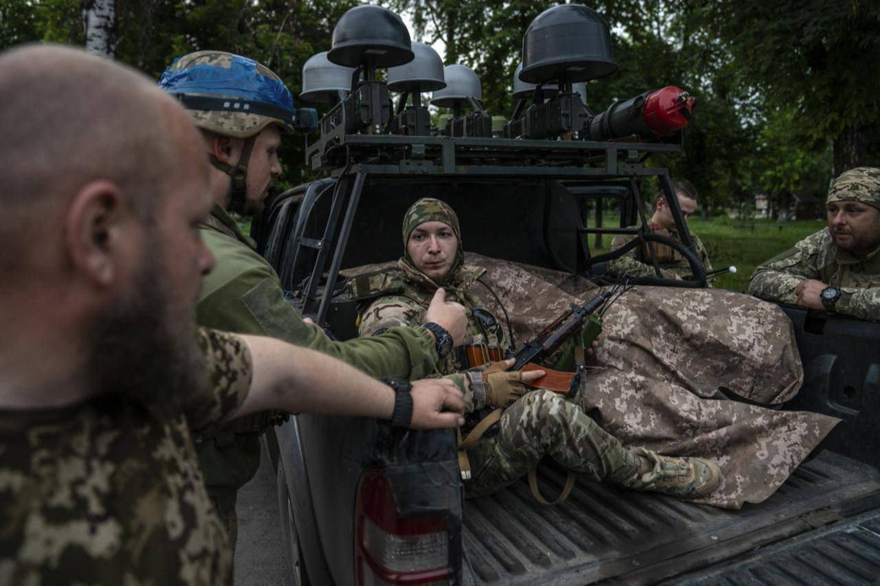 瞒不住了，红军城9000乌军被围，乌前防长：再不投降就是全线溃败