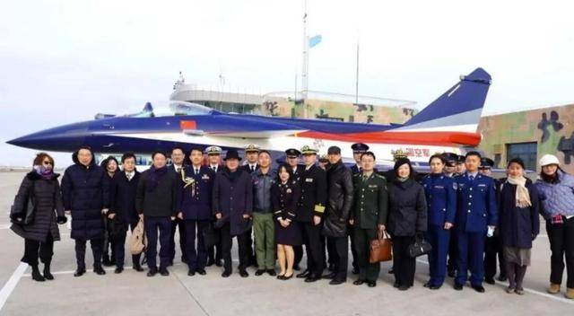 高市早苗刚在台湾问题上玩火，自卫队获准访华，释放的信号不一般