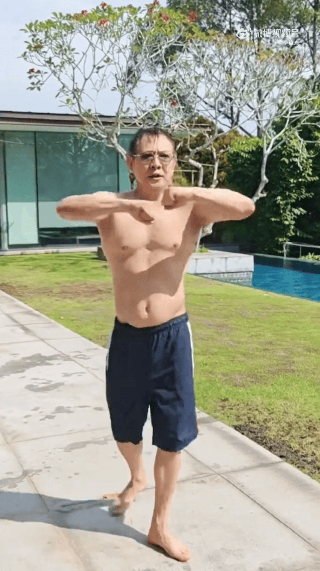 李连杰脱衣展示无疤痕上身，辟谣“换心脏”传闻，此前曾因颈部良性肿块接受手术切除